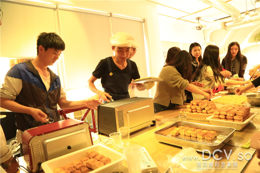 中秋节DCV第四维团队为家人亲自定制纯手工月饼