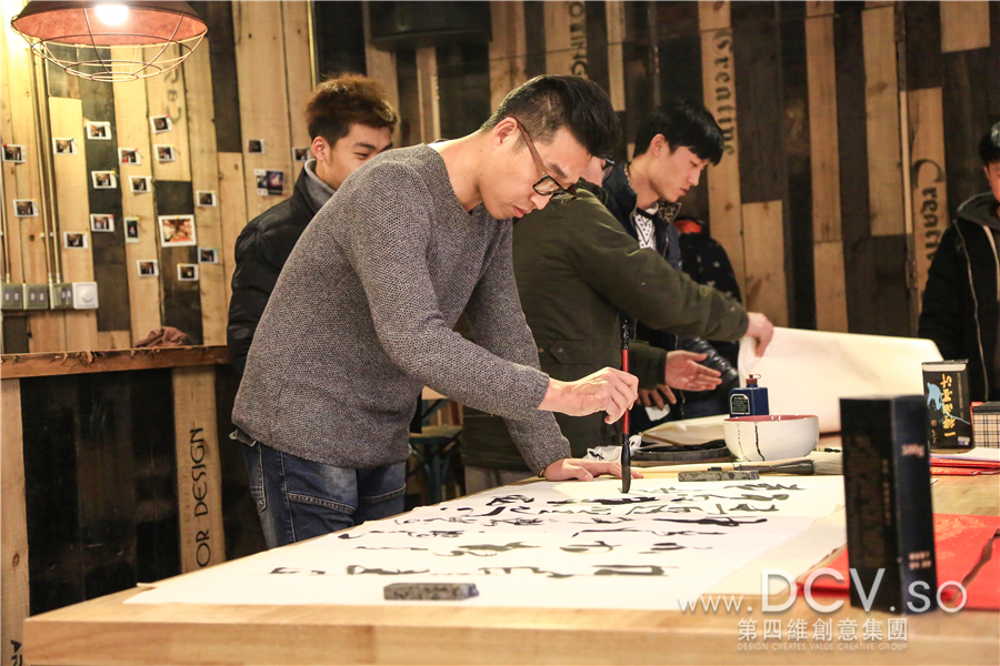 “喜迎新春”DCV第四维中层在多功能厅为员工亲手写春联 “喜迎新春”DCV第四维中层在多功能厅为员工亲手写春联